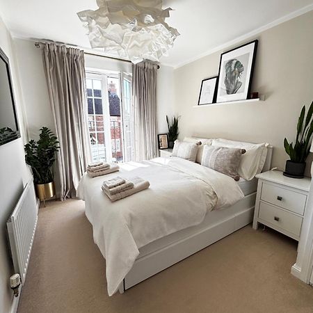 Delux Room With Private Parking, Sleeps 2, Perfect For Cotswold Getaway, Easy A419 Access 블런즈던 외부 사진
