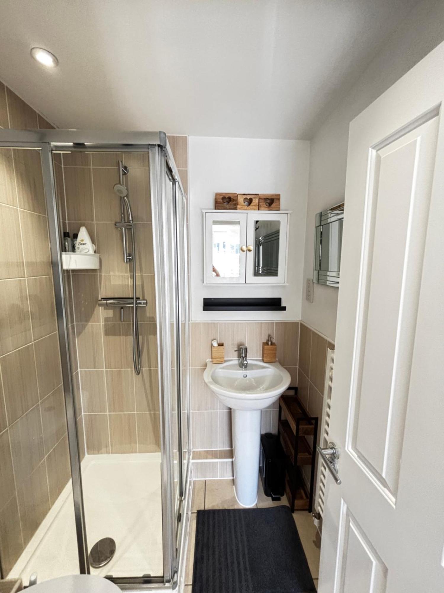 Delux Room With Private Parking, Sleeps 2, Perfect For Cotswold Getaway, Easy A419 Access 블런즈던 외부 사진