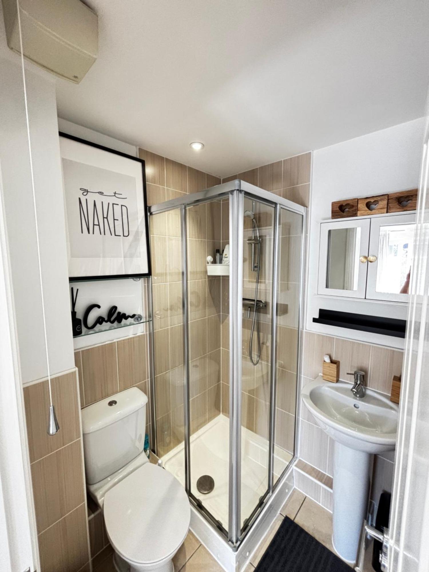 Delux Room With Private Parking, Sleeps 2, Perfect For Cotswold Getaway, Easy A419 Access 블런즈던 외부 사진