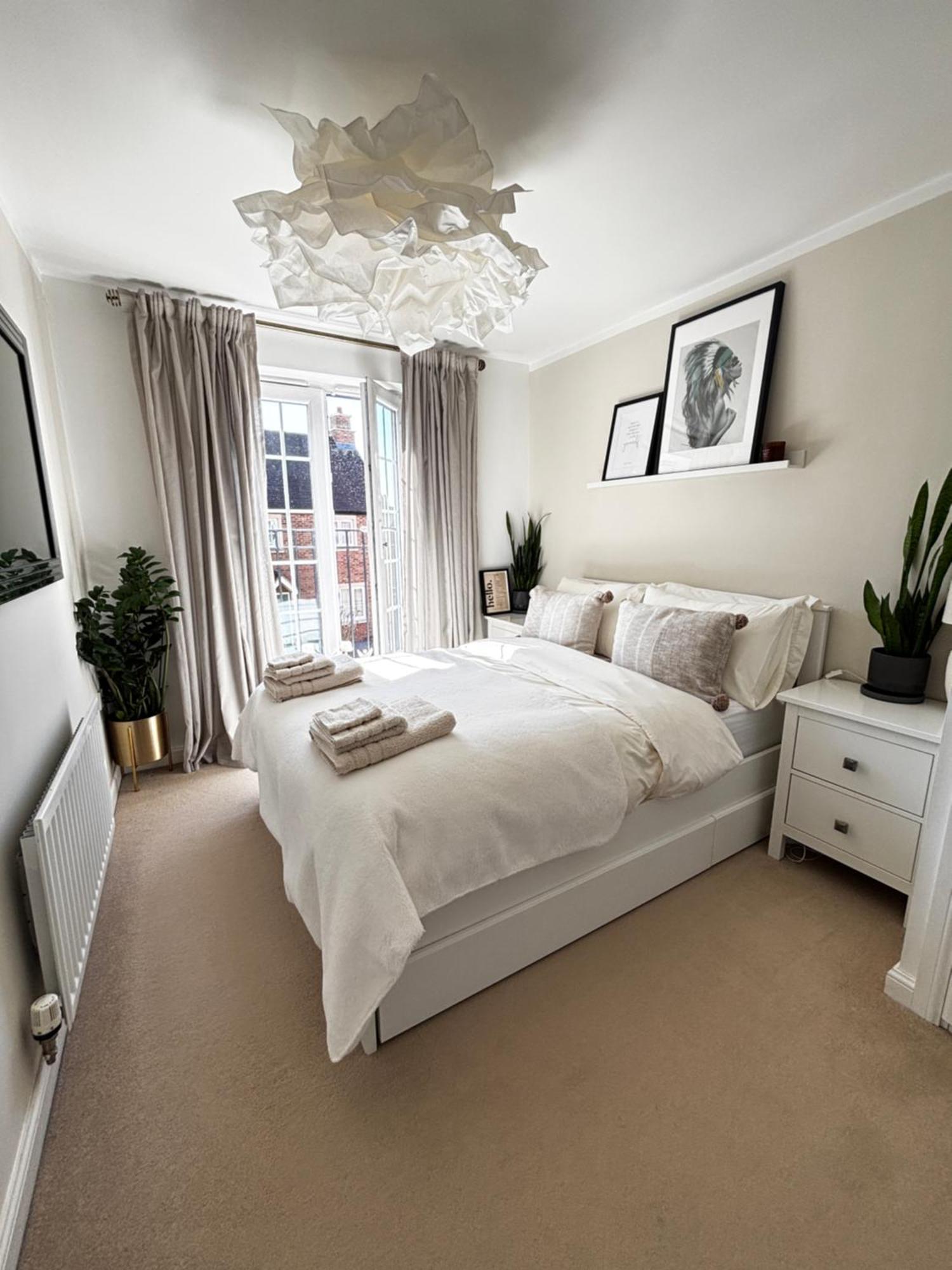 Delux Room With Private Parking, Sleeps 2, Perfect For Cotswold Getaway, Easy A419 Access 블런즈던 외부 사진