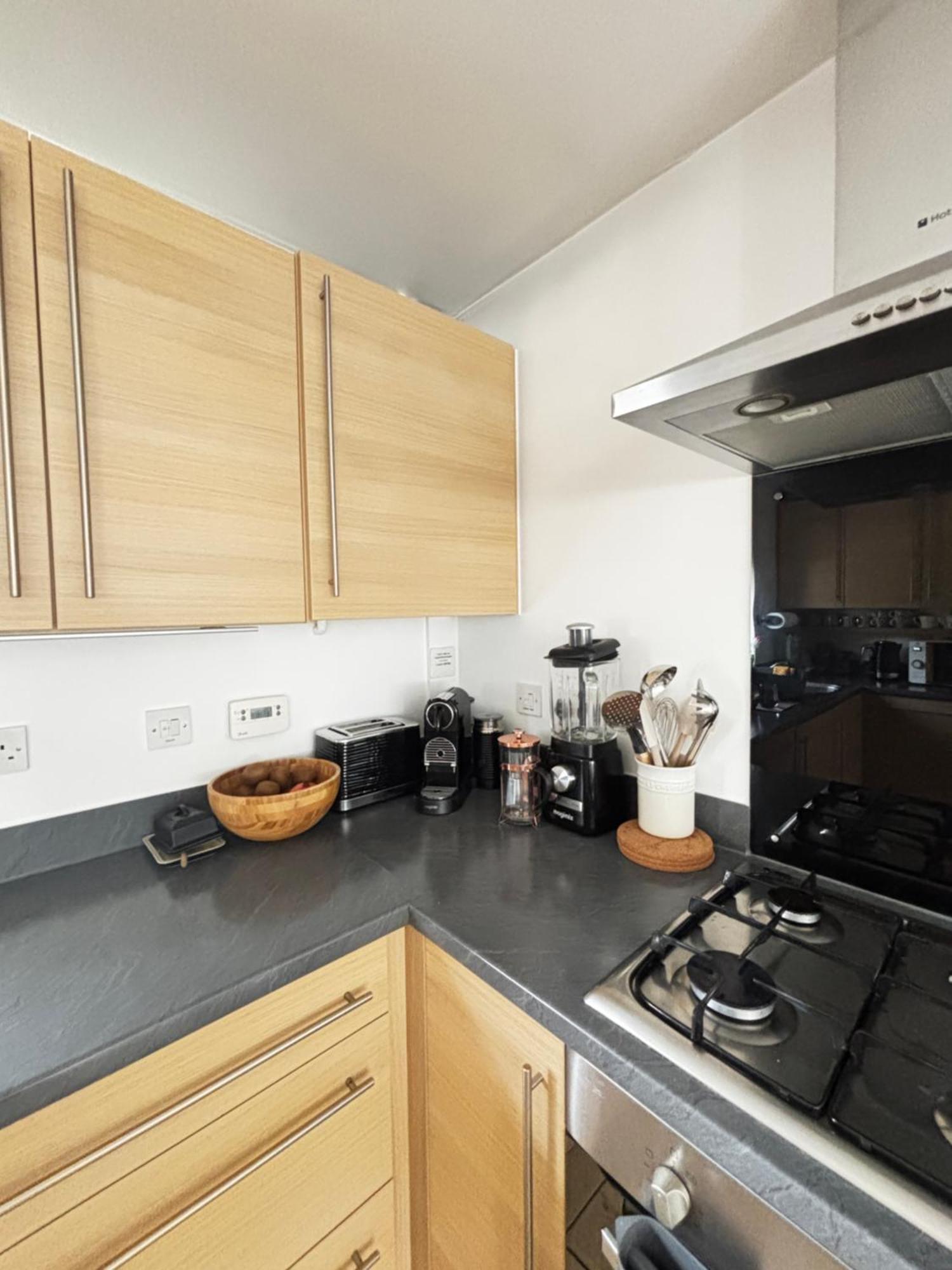 Delux Room With Private Parking, Sleeps 2, Perfect For Cotswold Getaway, Easy A419 Access 블런즈던 외부 사진